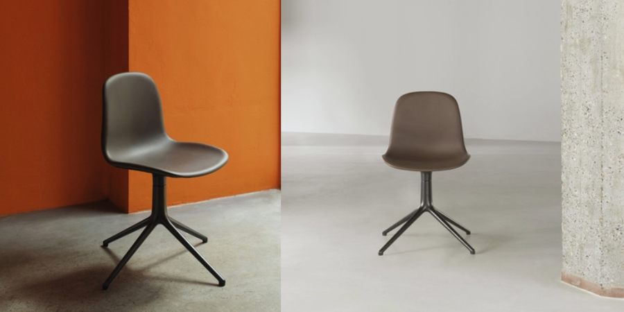 Zwei Räume in welchen die Form Armchairs von Normann Copenhagen dargestellt werden einmal in schwarz und einmal in braun und schwarz.